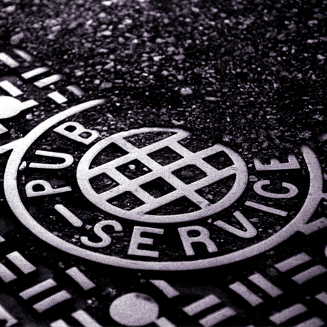 Manhole cover with the words Public Service.