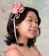 Hain Kim has black hair and a pink flower clip
